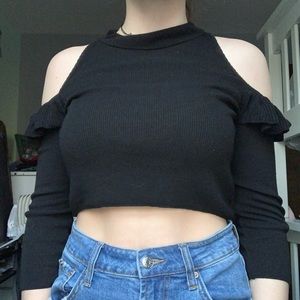 Cropped, Cut out shoulder shirt!